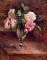 Rosen in einem Glas 1877 Camille Pissarro impressionistischen Blumen
